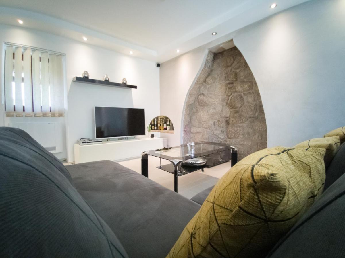 Holiday House Tos-Vila With Heated Pool Vrbnik Bagian luar foto