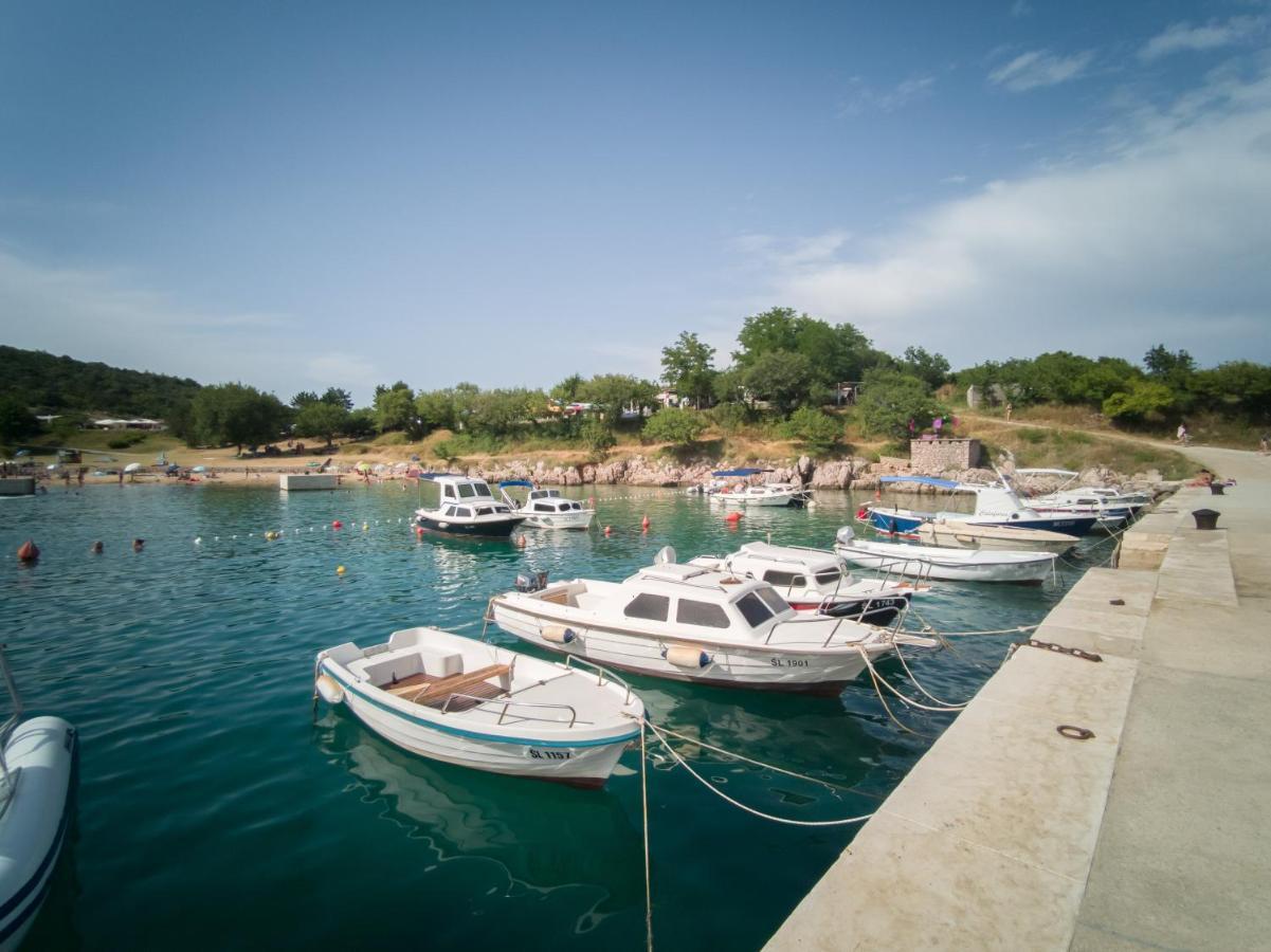 Holiday House Tos-Vila With Heated Pool Vrbnik Bagian luar foto