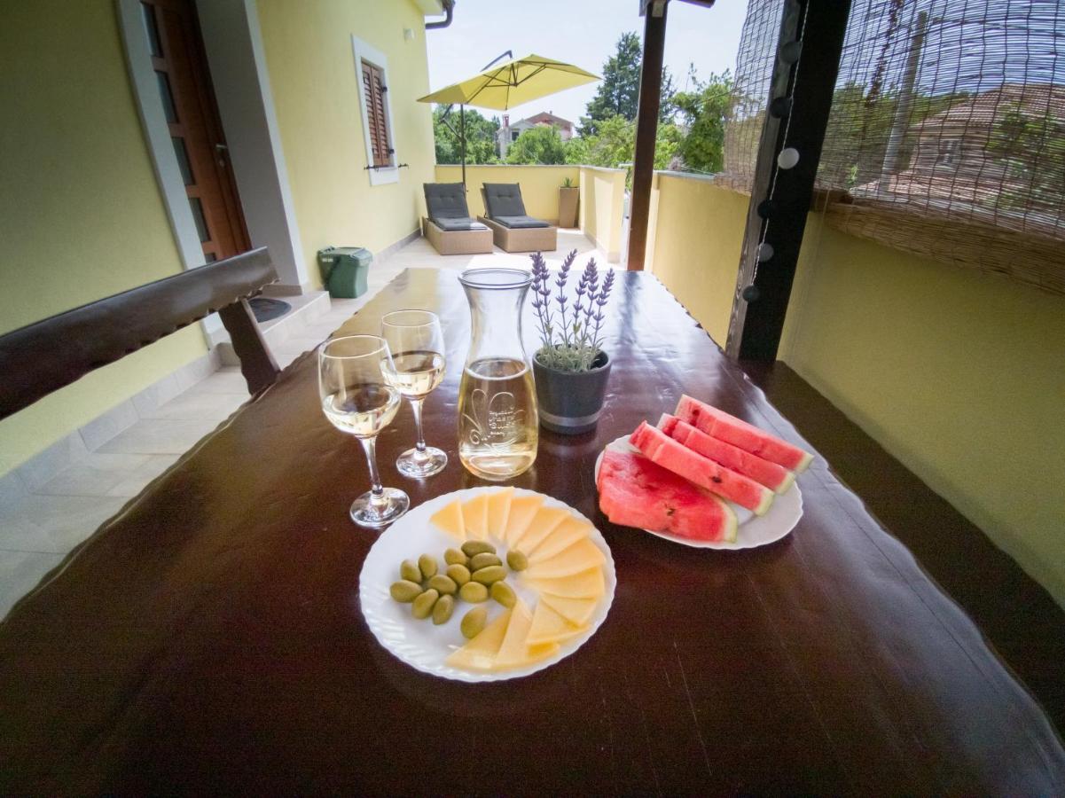 Holiday House Tos-Vila With Heated Pool Vrbnik Bagian luar foto