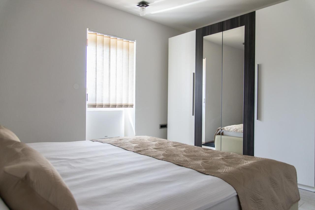 Holiday House Tos-Vila With Heated Pool Vrbnik Bagian luar foto