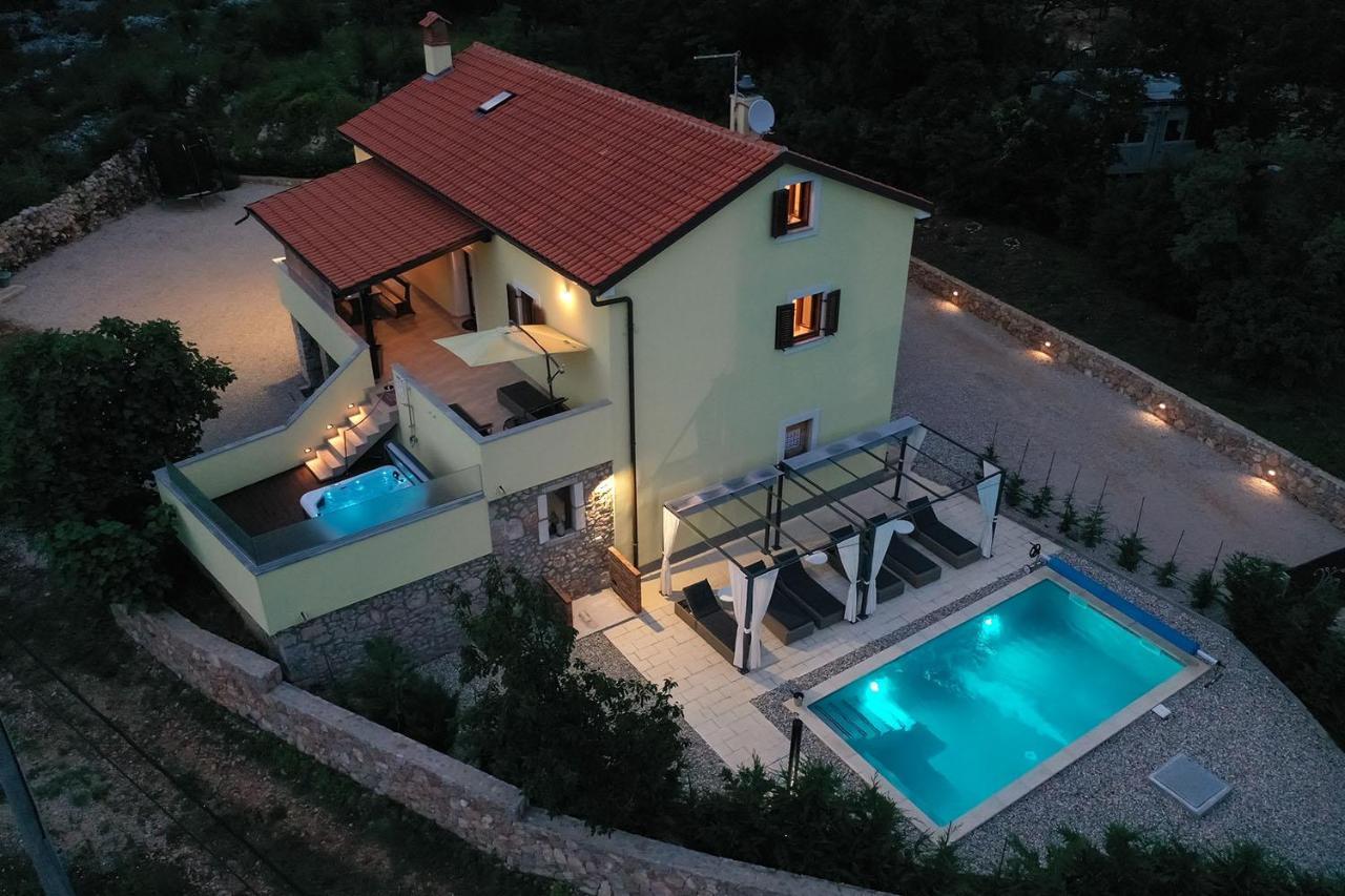 Holiday House Tos-Vila With Heated Pool Vrbnik Bagian luar foto