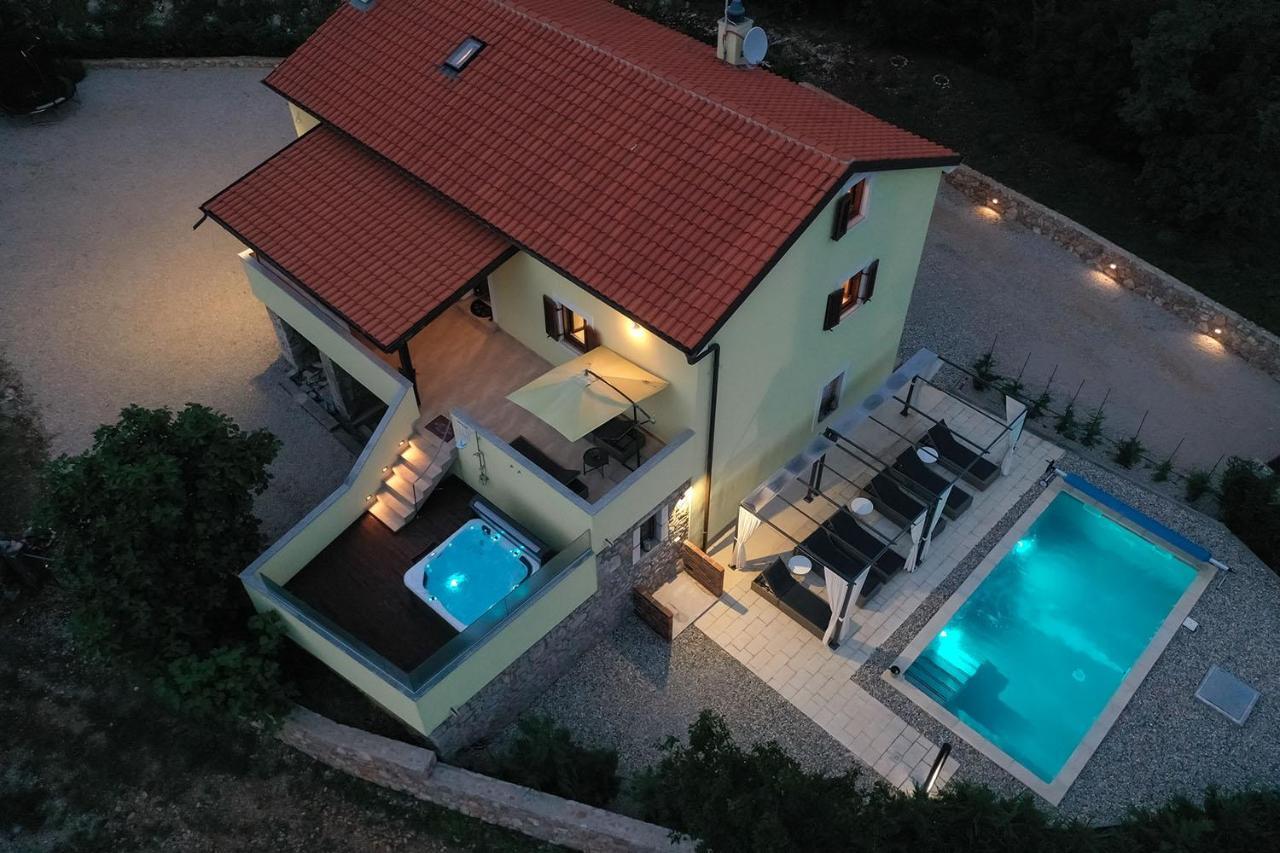 Holiday House Tos-Vila With Heated Pool Vrbnik Bagian luar foto