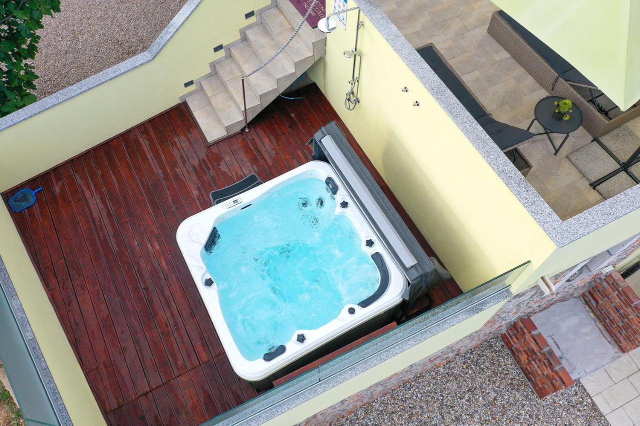 Holiday House Tos-Vila With Heated Pool Vrbnik Bagian luar foto