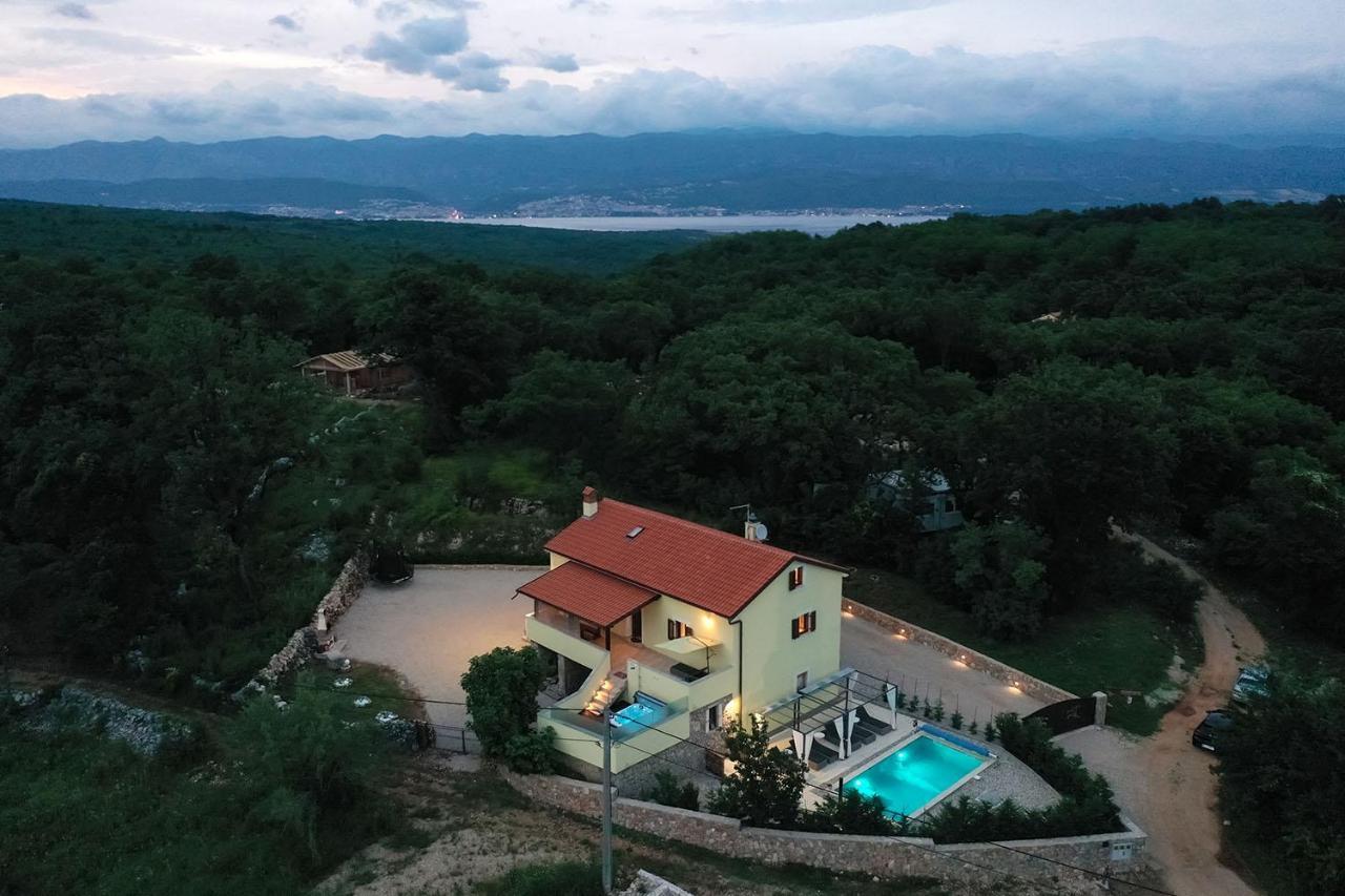 Holiday House Tos-Vila With Heated Pool Vrbnik Bagian luar foto